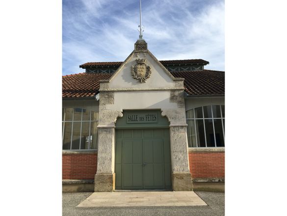 pavillon Baltard, fronton pierre